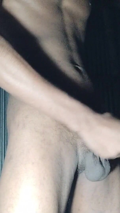 ホットボーイがタバコを吸って射精する | クリップ 1