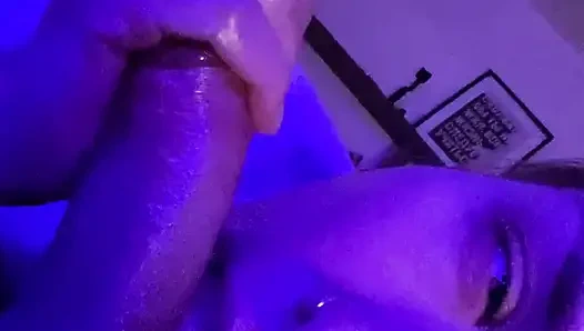 Soğuk bir sonbahar akşamında rahat evde oral seks