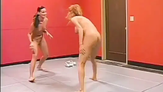 Büyük memeli kızıl sürtük ringde ateşli bir kızla sikişiyor