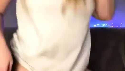 Jucielussie lagi asik fingering memek sempitnya pakai gaun seksi