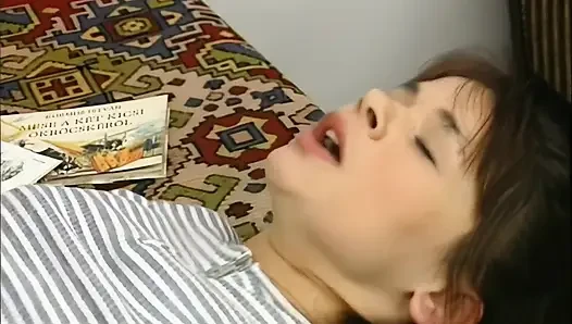 Tante semok rambut cokelat lagi asik fingering memeknya sampai mengerang keenakan