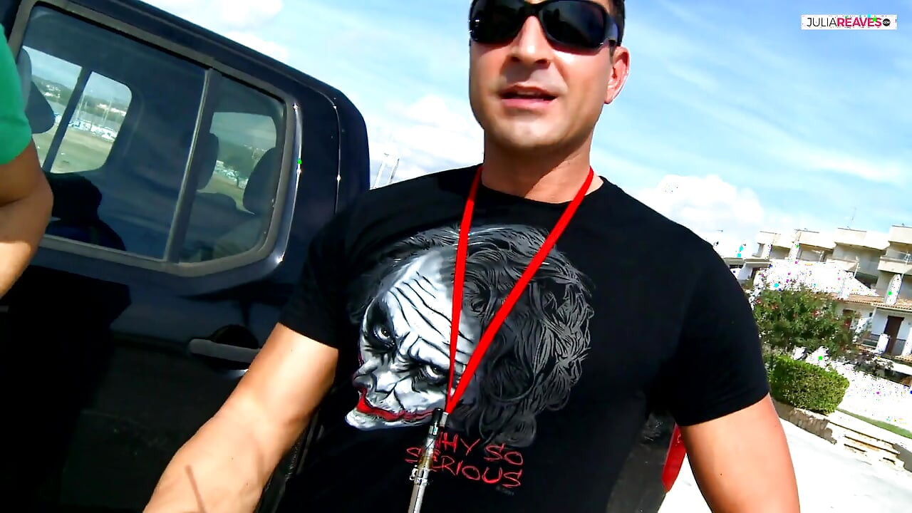 Sunahre balon vali beb khushi se karahti hai kyonki use trak ki pith par chudaee milti hai