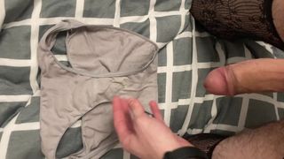 Éjacule sur la culotte sale de ma copine, vêtue d'un bodystocking sexy