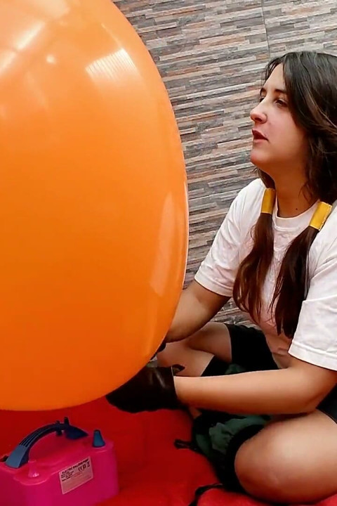 Videl de la Dbz suge și călărește un balon mare de 36 de inci - Bunny Looner