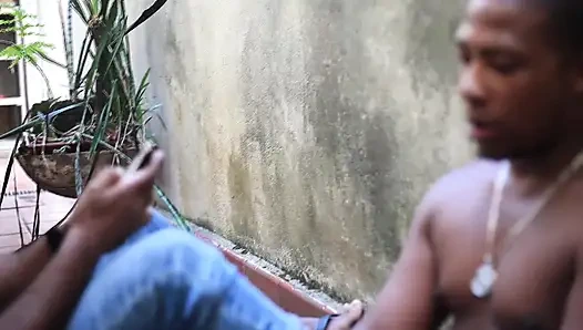 Pelukis menjatuhkan kuas dan memberikan kuas pada nyonya rumah