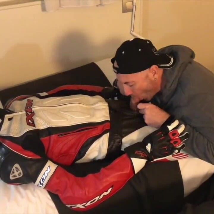 在酒店与恋物癖衣服骑自行车的人的羞辱