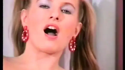 Blonde hure mit kleinen titten dildoing muschi und fingert arschloch