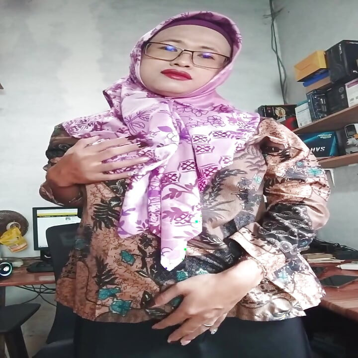 Massive Boobs Hijab Shemale Jerks off Her Dick