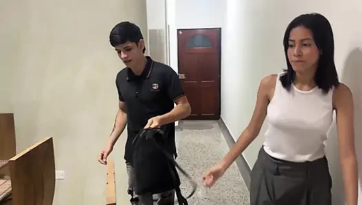 Saya Menyelinap Keluar Dari Kelas Tanpa Ayah Tiri Saya Mengetahui Untuk Pergi Bercinta Keras Di Rumah Pacar Muda Saya yang Berotot.