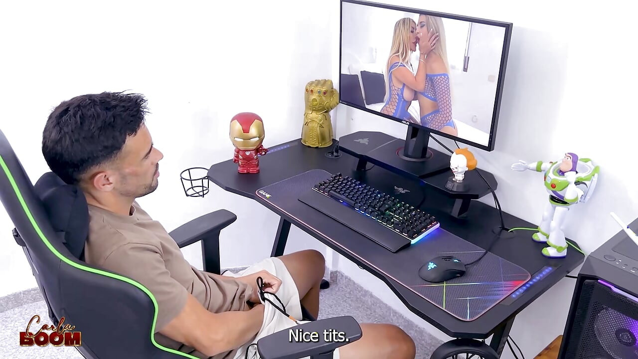 Gamerboy cums doing a threesome with two blonde pornstars who are out of their game - Carla Boom