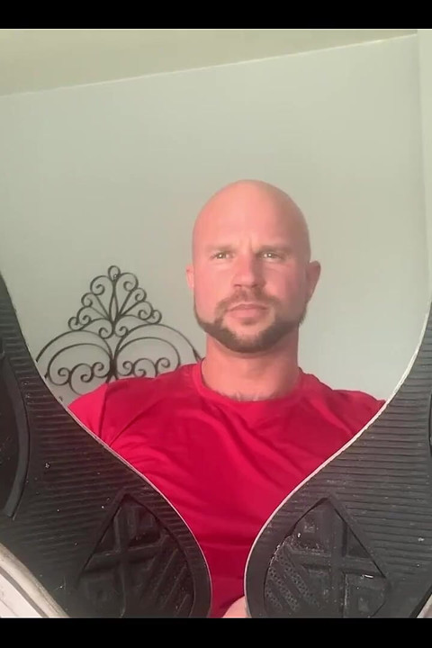 ‪it’s Bit Weird as You Take My Shoes off