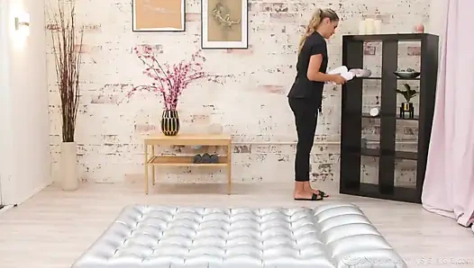 Nuru masajı - pirsingli memeli bebek Gizelle Blanco müşterisiyle kaygan sikişiyor