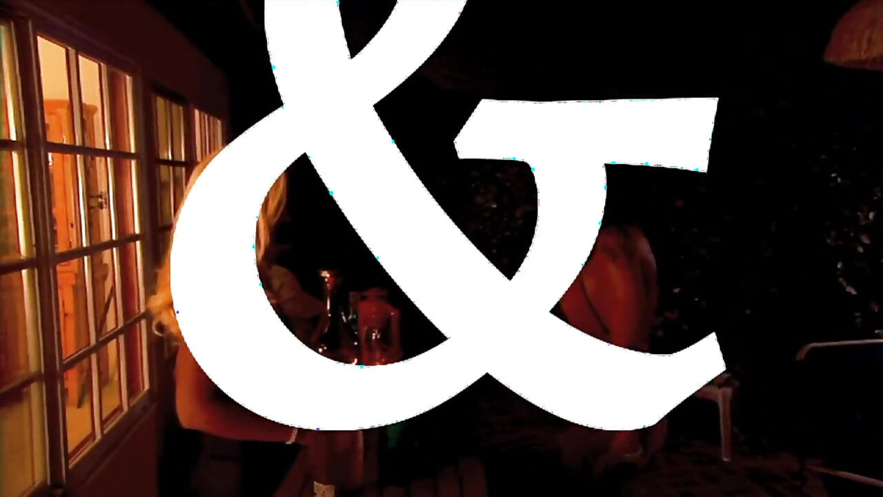 Două gagici lesbiene se satisfac cu un vibrator dublu