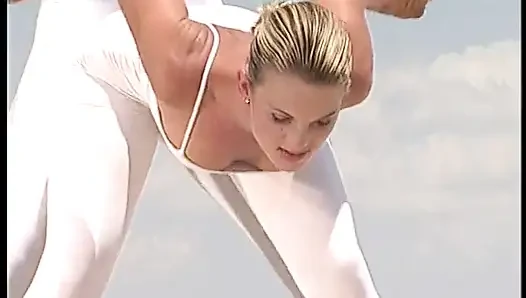 Ausgezeichnete blonde dame in weiß bekommt schwanz in ihr enges arschloch
