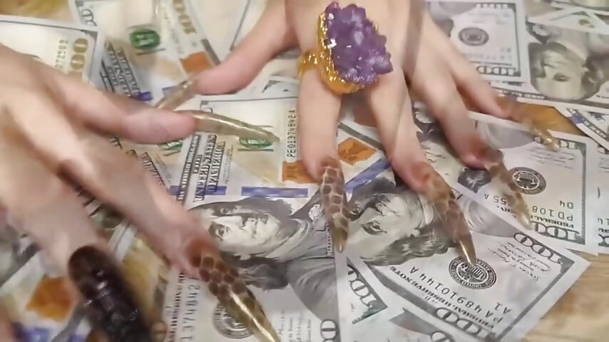 Findom: грошова богиня рахує готівку і змушує поклонятися її декольте та ногам