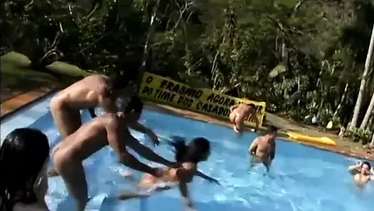 Pantat bahenol cewek semok latina ini dientot habis-habisan di kolam renang