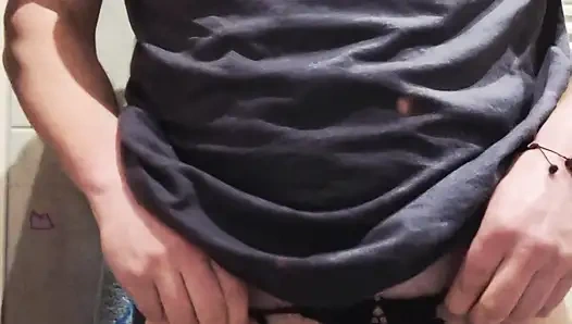 Kocası sıkı bakire delikleriyle anal ve oyuncaklarla oynuyor