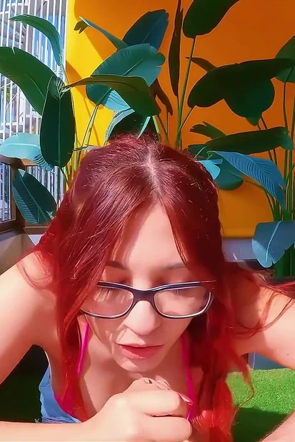 Blowjob Hoping the Neighbors Will Look at Me