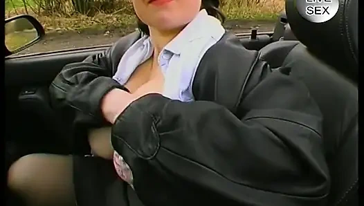 Mollige MILF-hure befriedigt ihre muschi im auto