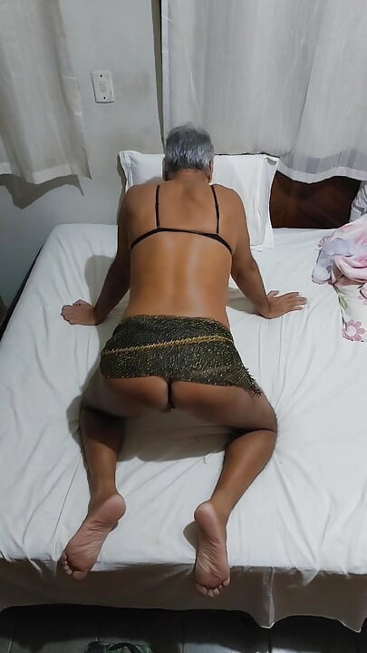 Ladysilva live chat in bed doing a striptease