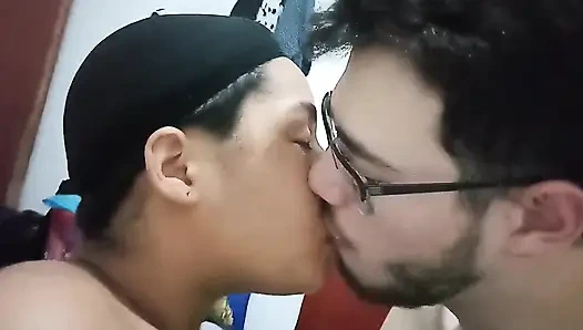 Pasangan amatir muda membuat video porno buatan rumah