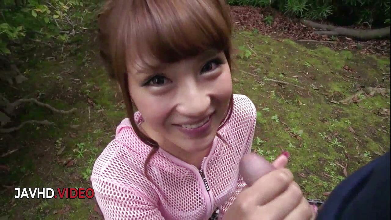 Anna Anjo da una mamada japonesa caliente al aire libre