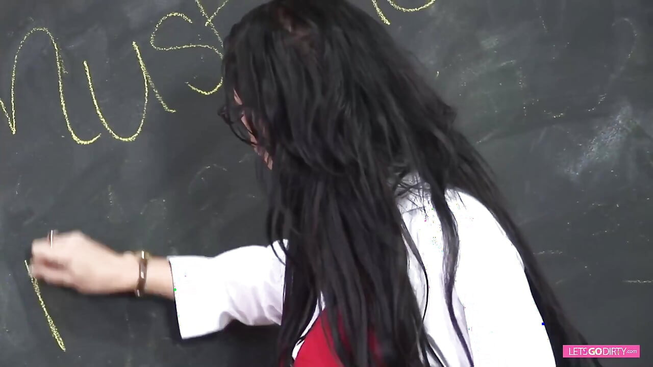 Azgın orta yaşlı seksi kadın öğretmen genç adamla sikişiyor