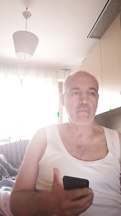 Masturbuję się, oglądając erotyczny film mojego przyjaciela!