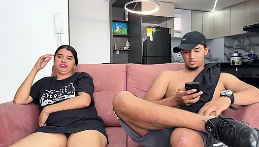 Пока куколд моего мужа делает обед, латинскую шлюшку трахает незнакомец, пока он не кончит в ее киску