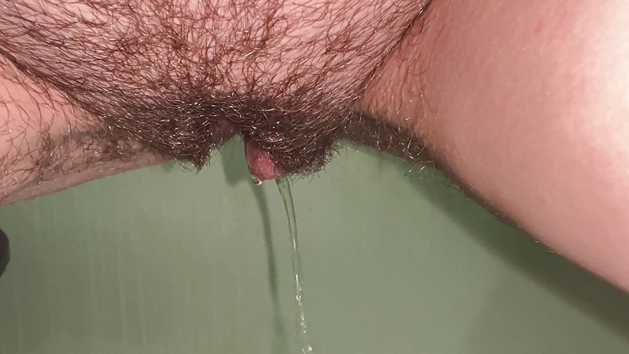 How beautifully she pees with her little