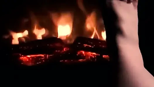 Ich wärfe meine Füße auf dem Feuer, damit sie warm und verschwitzt werden für deinen schwanz und deine eier
