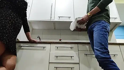 Er hat nicht das geld, um die Bestellung zu bezahlen und sie ficken