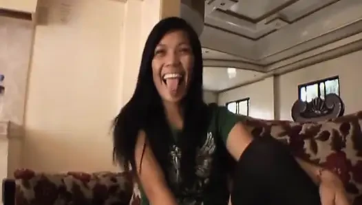 Schlankes asiatisches mädchen macht zum ersten mal casting