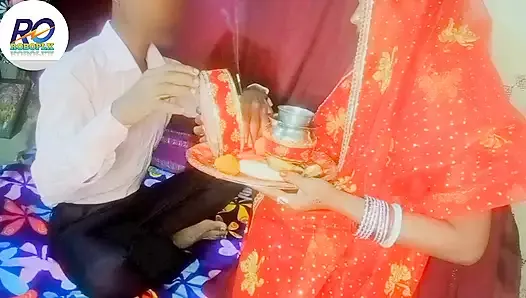 Муж и жена из индийской деревни дези отмечали медовый месяц по благоприятному случаю Карва Шот пост.
