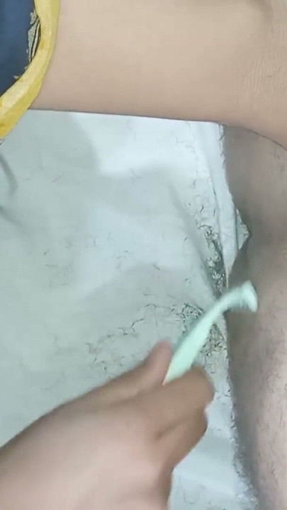 Stor pik risikabel barbering af min pik, liderlig onani, gnidning af glatbarberet fisse og cumshot-orgasme | Klip 2
