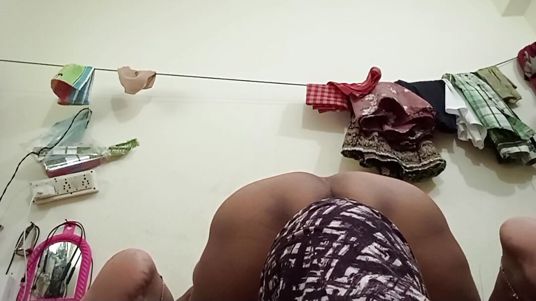 Büyük sulu götlü evli kadın kocasının yüzüne oturuyor