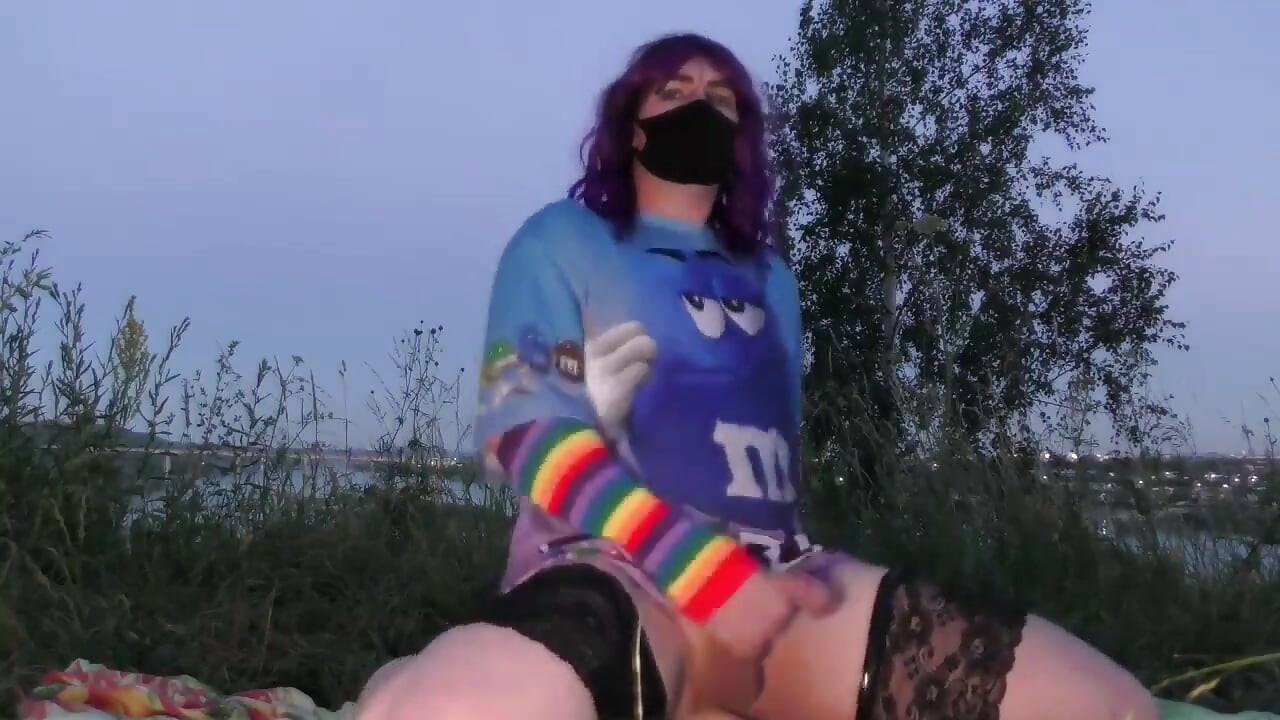 Sjela sam na dildo u šumi i pojela ga u guzicu. 9 minuta pune pornografije. Femboy Sisiy Beril