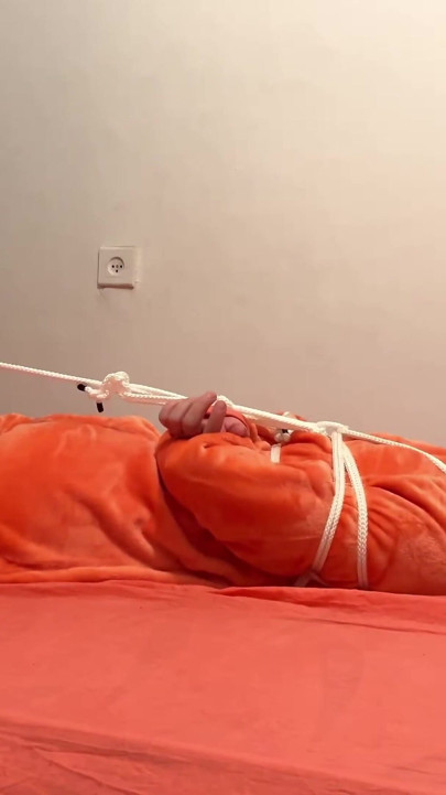 Η Miriam δέθηκε και γαργαλήθηκε στο Onesie