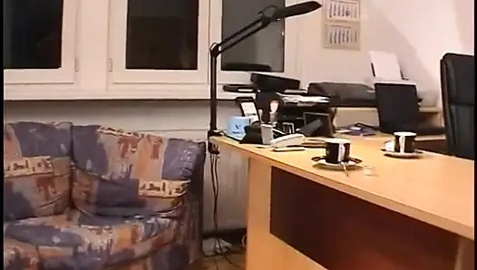 Esmer kaltak bakış açısıyla amını derinden oynuyor