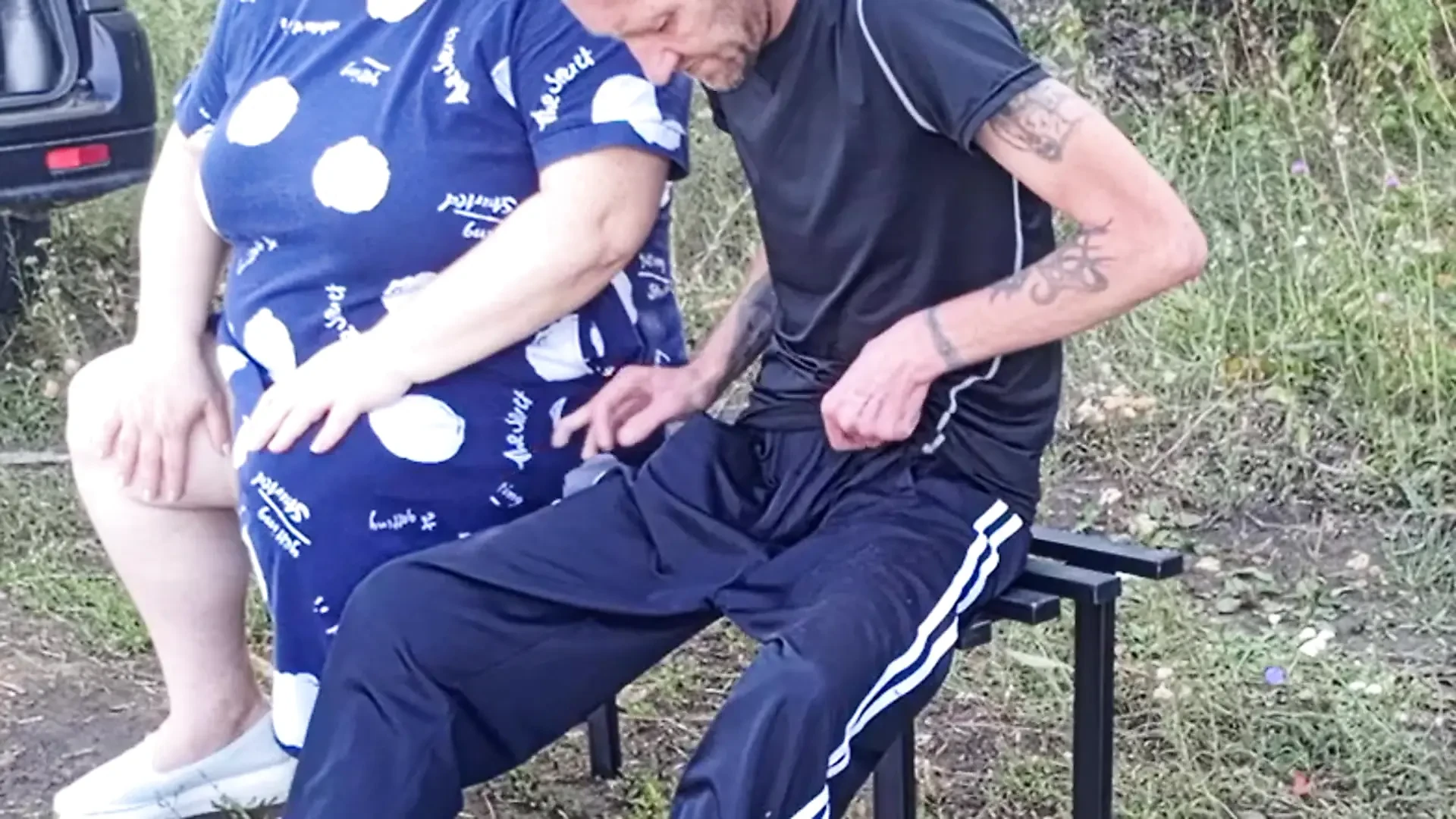 Une voisine dans un parc public me branle la bite sur un banc