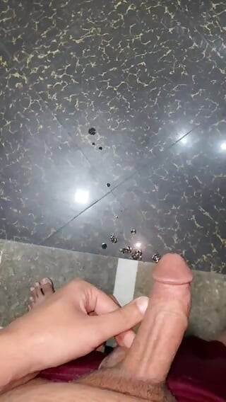 Vợ tôi không có ở nhà, cô ấy không cho tôi thời gian