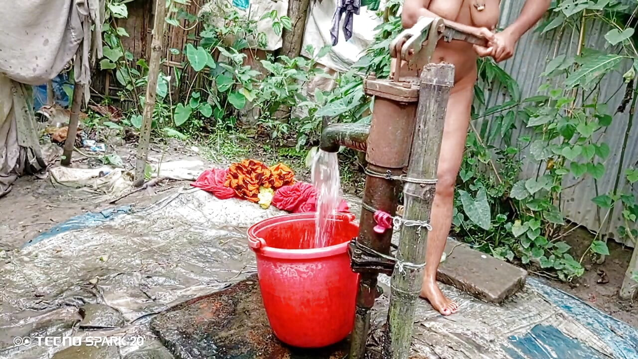 Inesquecível banho ao ar livre em um campo aberto
