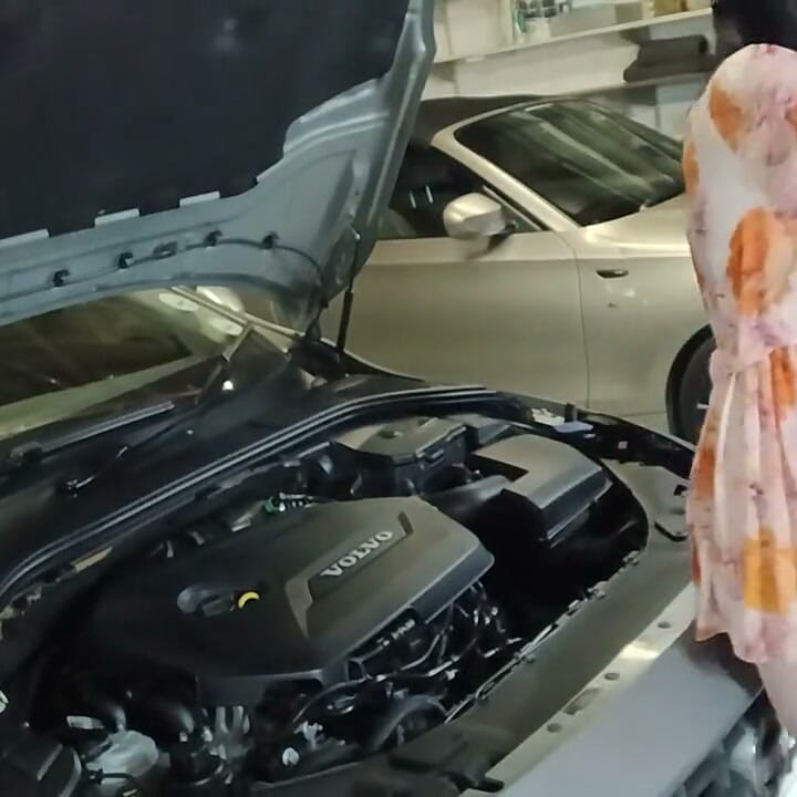 Fucking the Mechanic to Fix My Car Faster