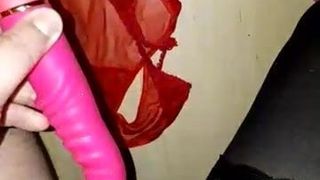 Cumming z wibratorem na majtkach