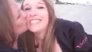 Cô gái hôn nhau trên bãi biển