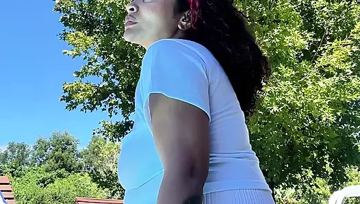 Mollige latina mit dickem arsch furzt am pool entspannter Sommer Gas-Vibes