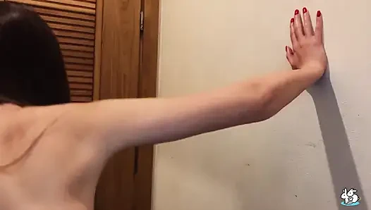 Çoraplı esmer kadın yeni yıl arifesinde banyoda sikiliyor