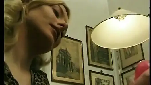 Di dalam dua pelacur itu, ini adalah waktunya bermain dildo!