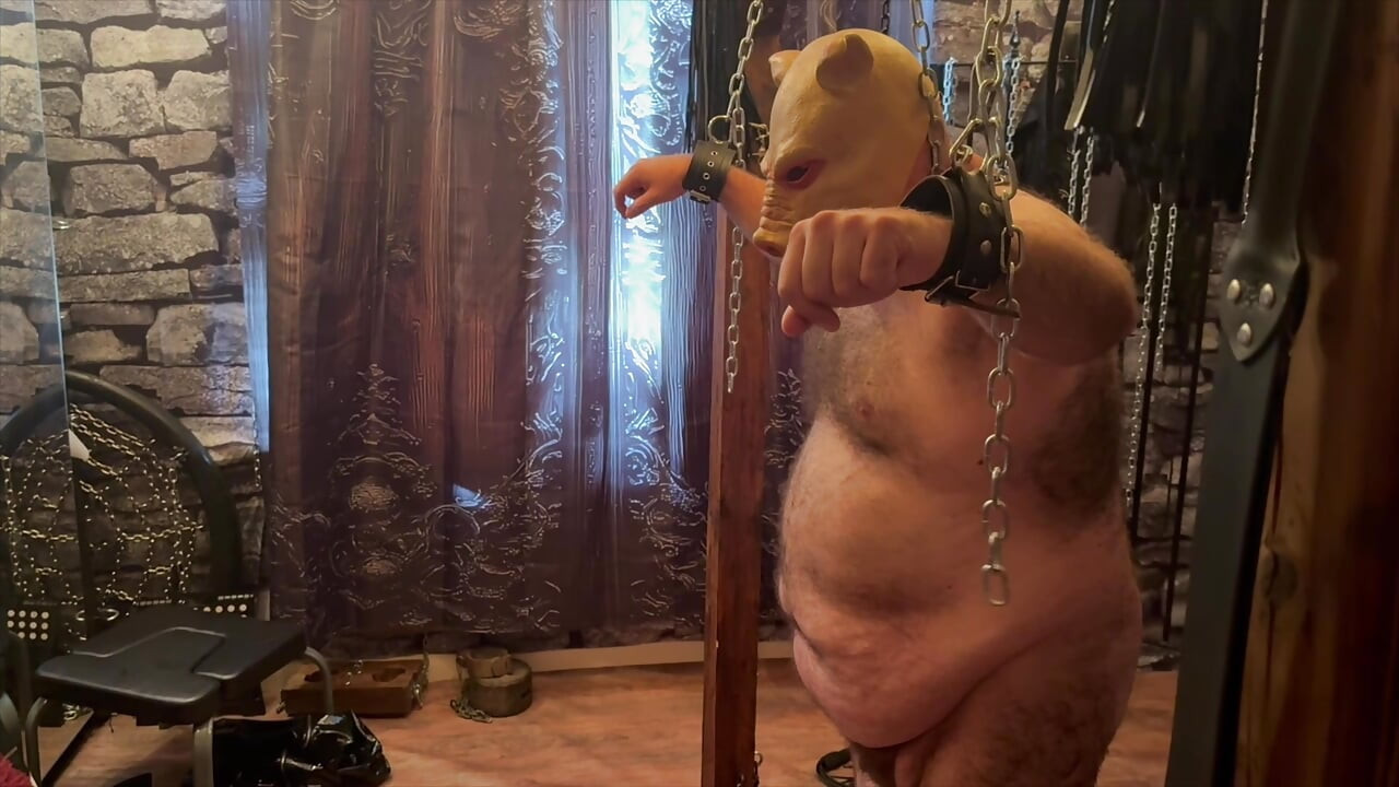 Část !:- Domina Satana dělá smyslnou hru se Satanovým prasátkem.