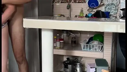 Ibu tiri masturbasi di dapur dengan payudaranya yang besar
